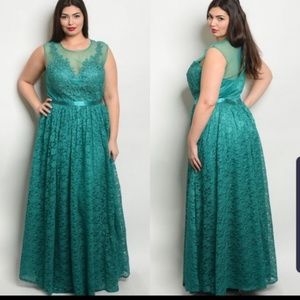 SALE  PRICR! Plus green formal event gow
